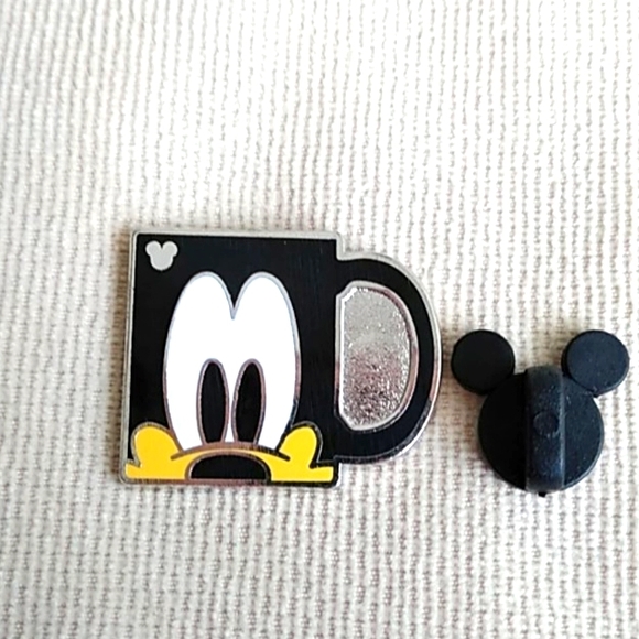 DISNEY HIDDEN MICKEY GOOFY MUG PIN - Picture 2 of 5